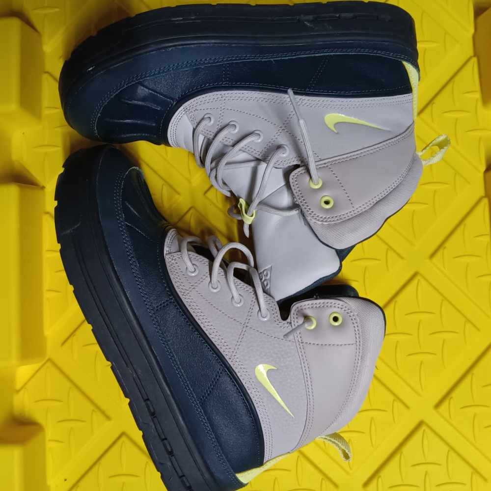 Nike Woodside 2 High ACG Big Kids Boots/Size 7Y